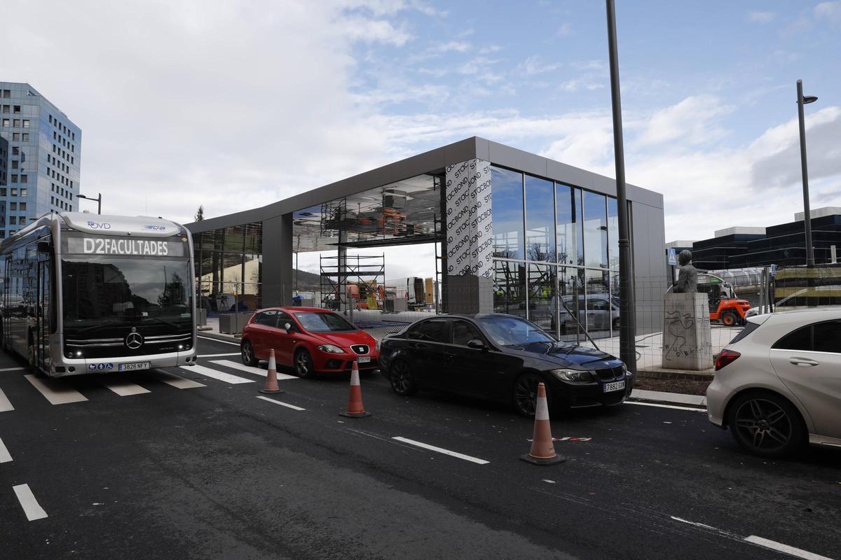 Un autobús circula junto a la gran marquesina.