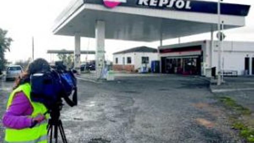 Dos atracadores amenazan a un niñocon un arma en el robo a una gasolinera