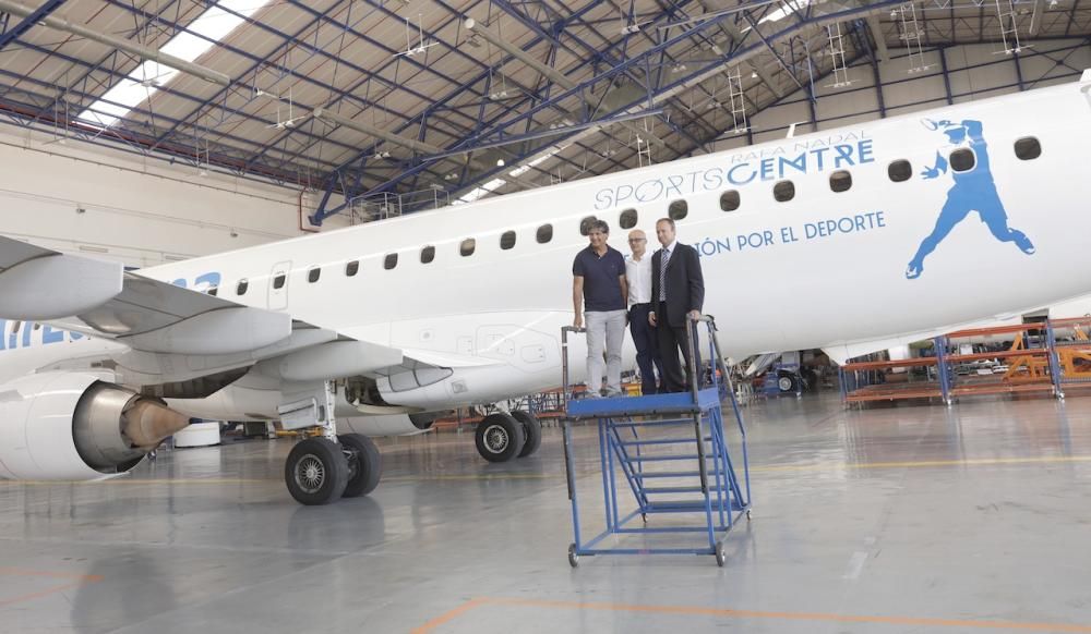 Presentación de avión de Air Europa rotulado con el nombre de la academia de Rafa Nadal