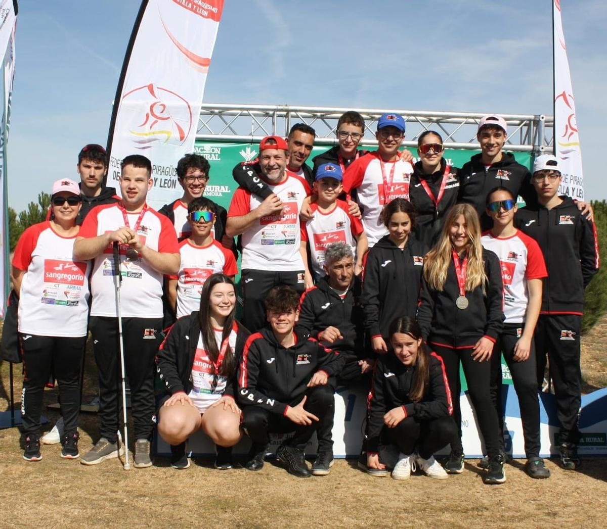 El equipo del San Gregorio Piragua Ciudad de Zamora posa en foto de familia. | CEDIDA