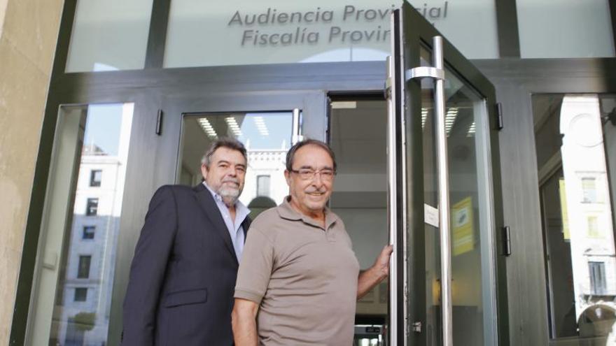 Ángel Franco junto a su abogado a su llegada a la Fiscalía, esta mañana