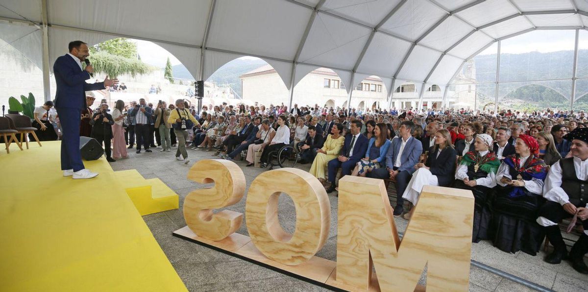 El humorista Roberto Vilar dando el pregón de la Festa da Rosa de Mos, ayer. | Anxo Gutiérrez