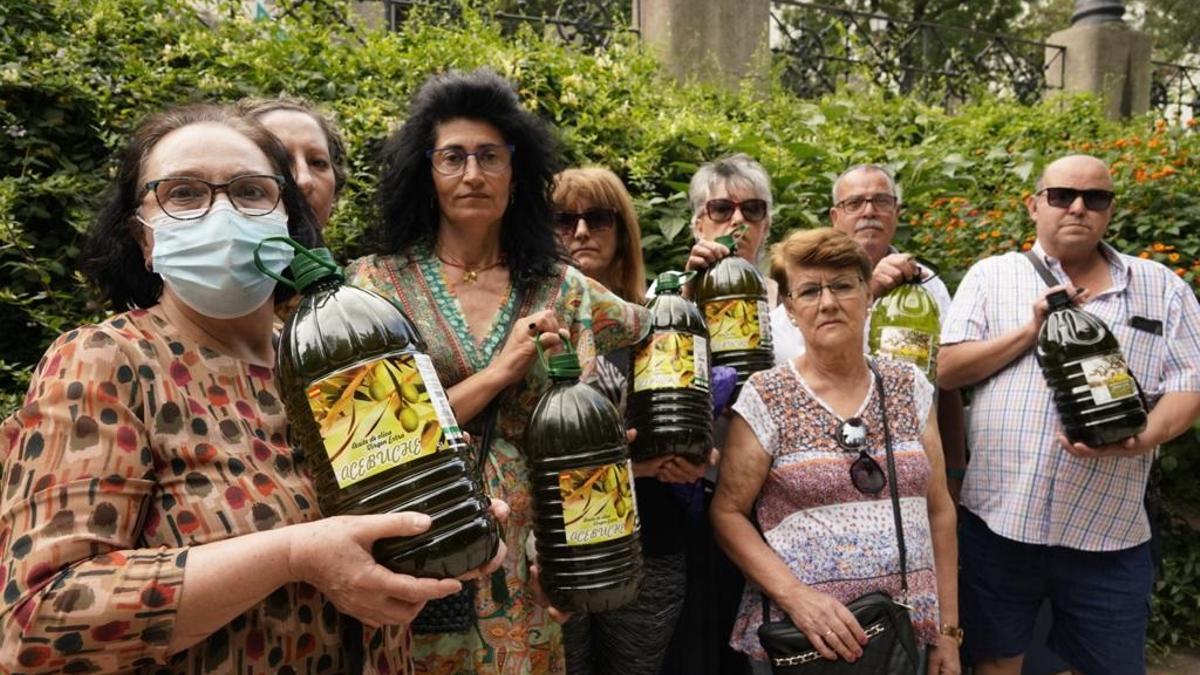 Los cacereños que compraron los lotes de aceite fraudulento, este martes, en Cáceres.