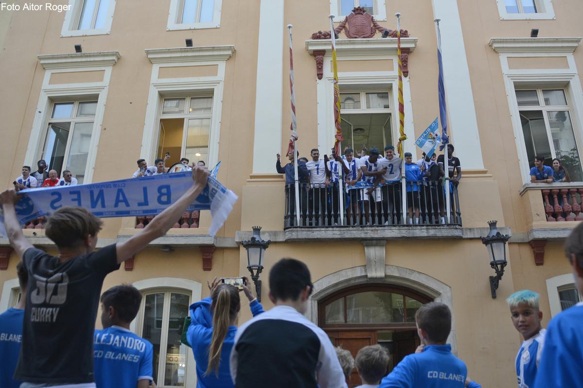 Els jugadors del Blanes al balcó de l'Ajuntament