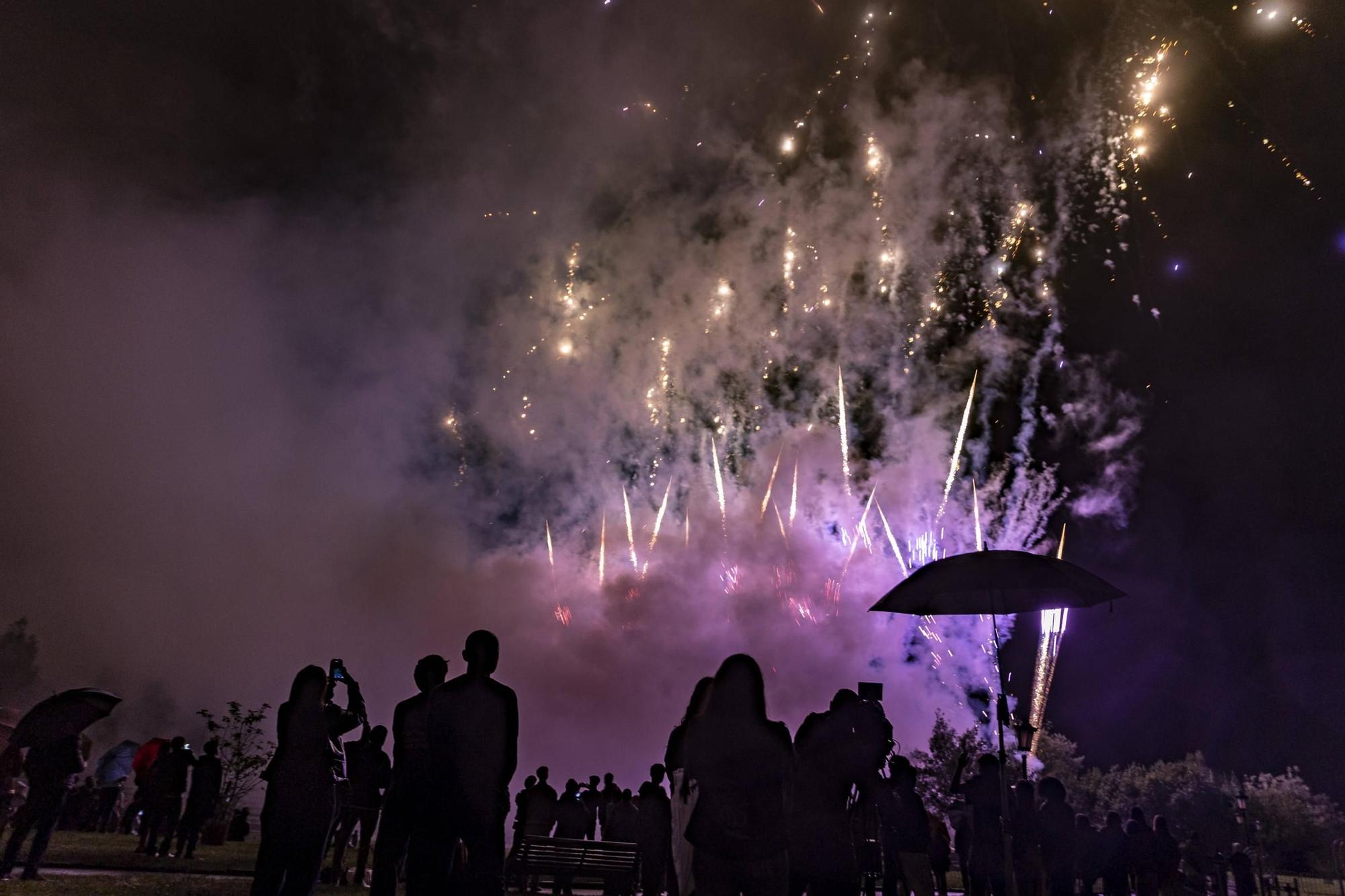 EN IMÁGENES: Así se vivieron unos fuegos de San Mateo bajo la lluvia en Oviedo
