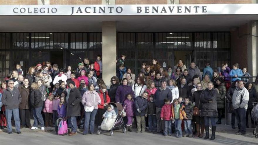 Padres y madres de alumnos del Colegio de Vega, durante la concentración de protesta de ayer.