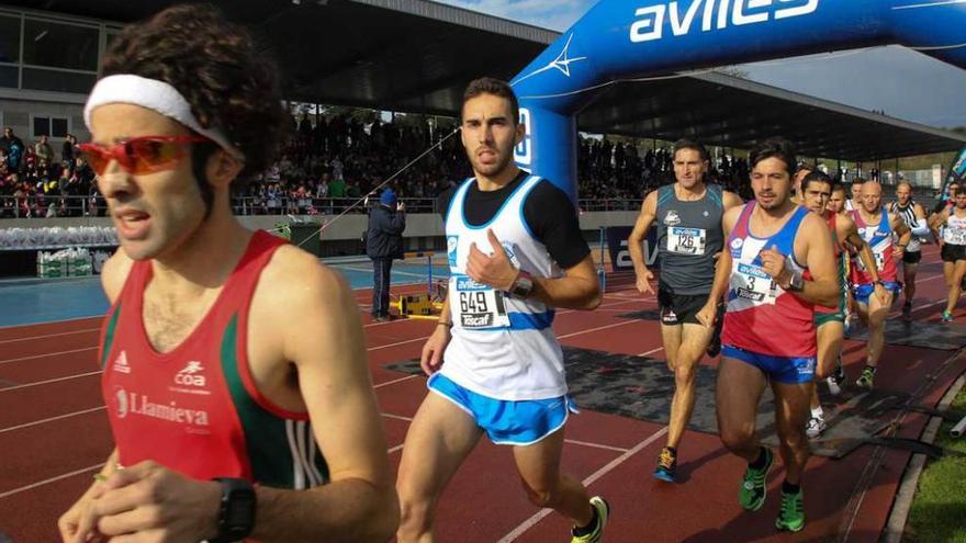 Manuel Guerreiro, a la izquierda, liderando el grupo al inicio de la prueba.