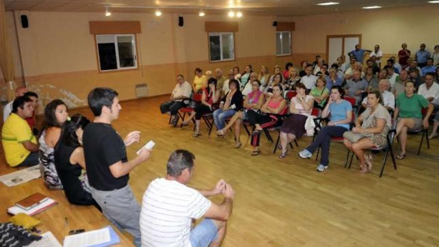 Asamblea de vecinos de Vilaboa afectados por la Ley de Costas.  // Noé Parga