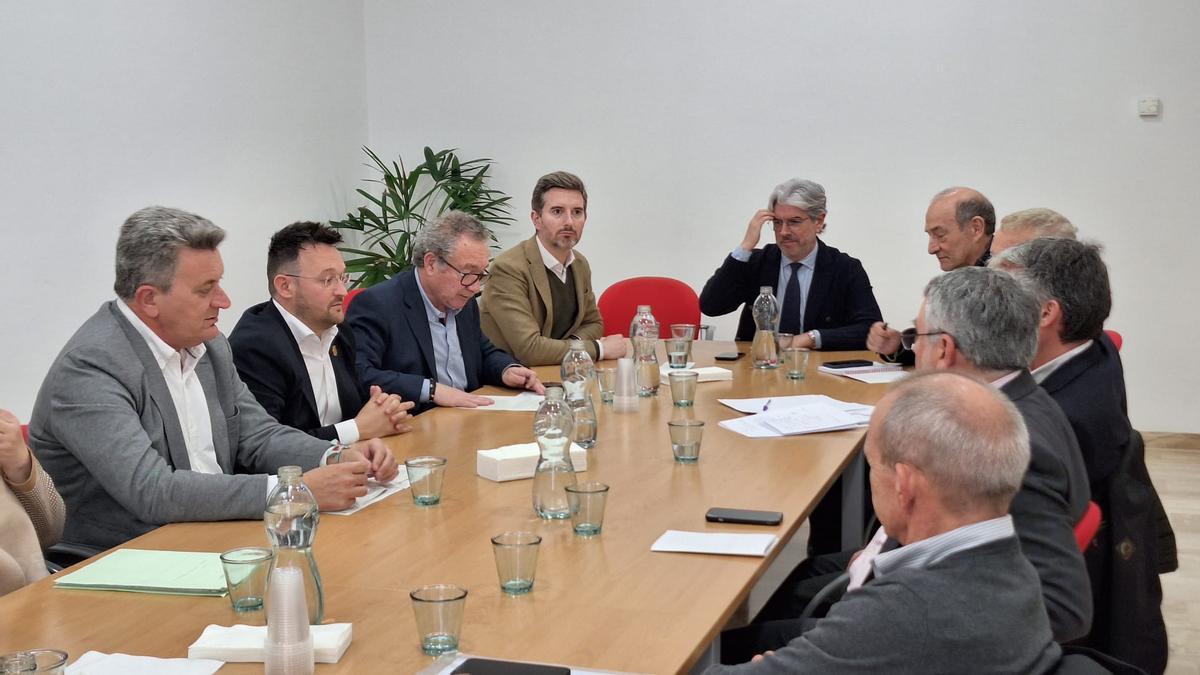 El conseller de Infraestructuras, con alcaldes y empresarios de la Vall d'Albaida.