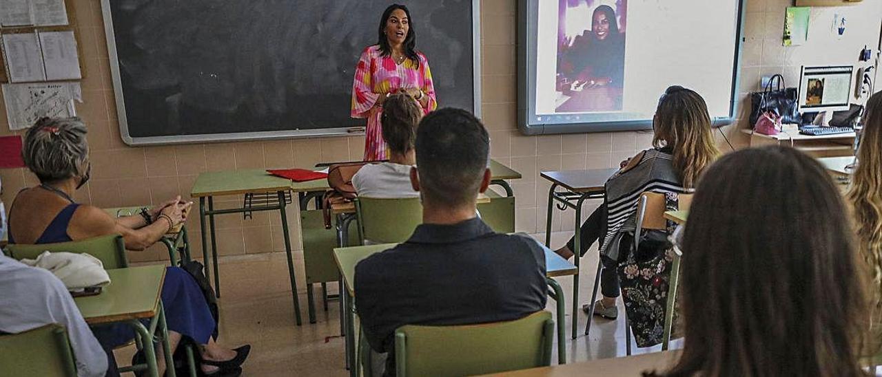 Dos instantes de la lección magistral que la diseñadora argentina Débora Vélasquez impartió ayer a los estudiantes del instituto Sixto Marco de Elche. |