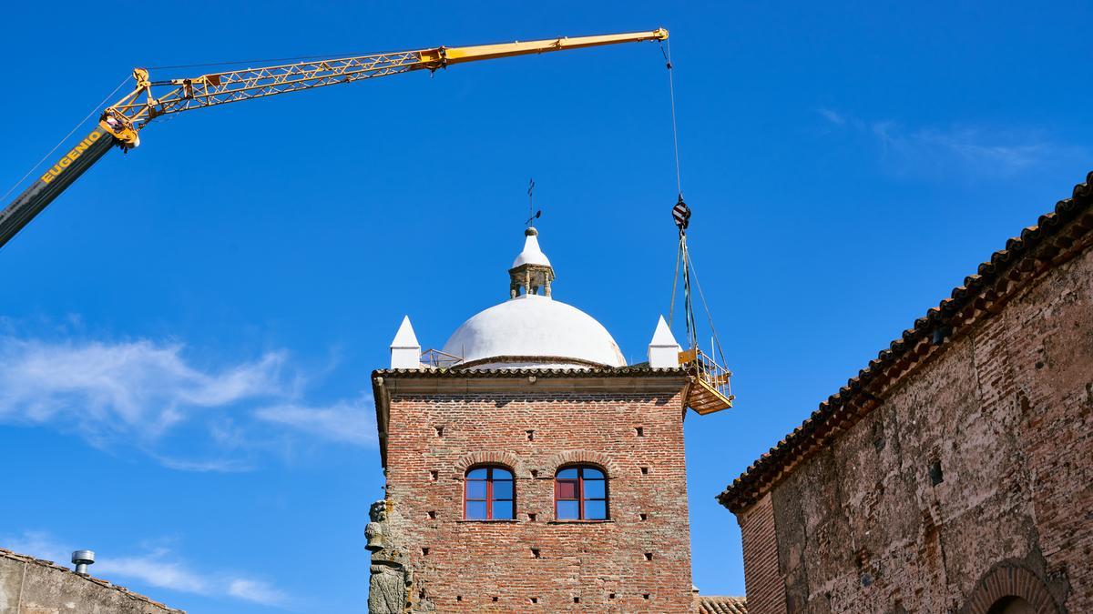 Obras en el Palacio de Moctezuma. Los operarios subieron a una grúa.