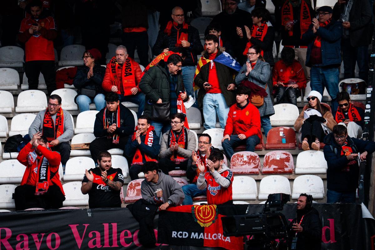 Un grupo de aficionados del Mallorca, en la grada de Vallecas.