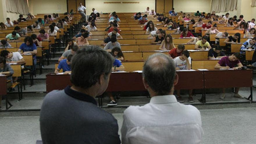 Alumnos hacen la Selectividad en la convocatoria de junio de 2014.