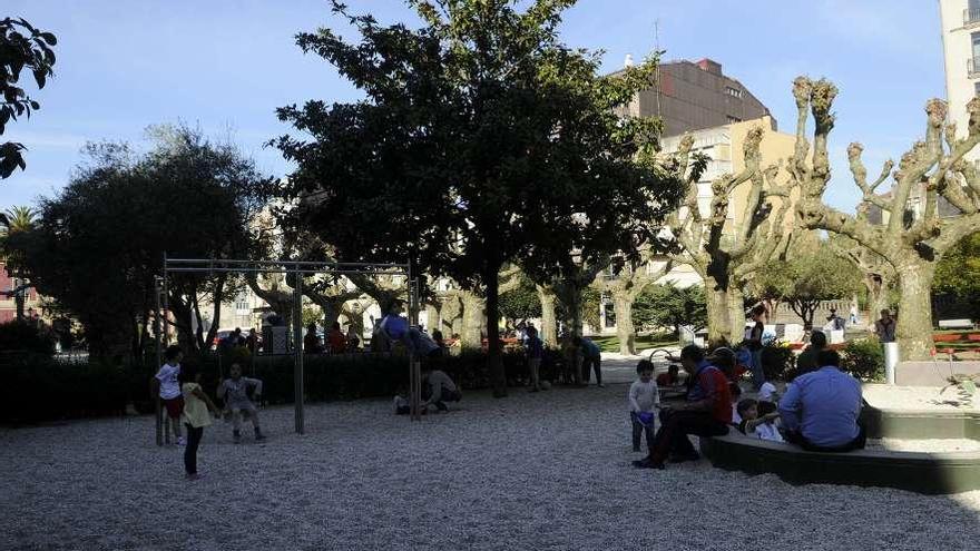 El desangelado parque infantil de la Plaza de Ravella, tras las obras de reforma.  // Noé Parga