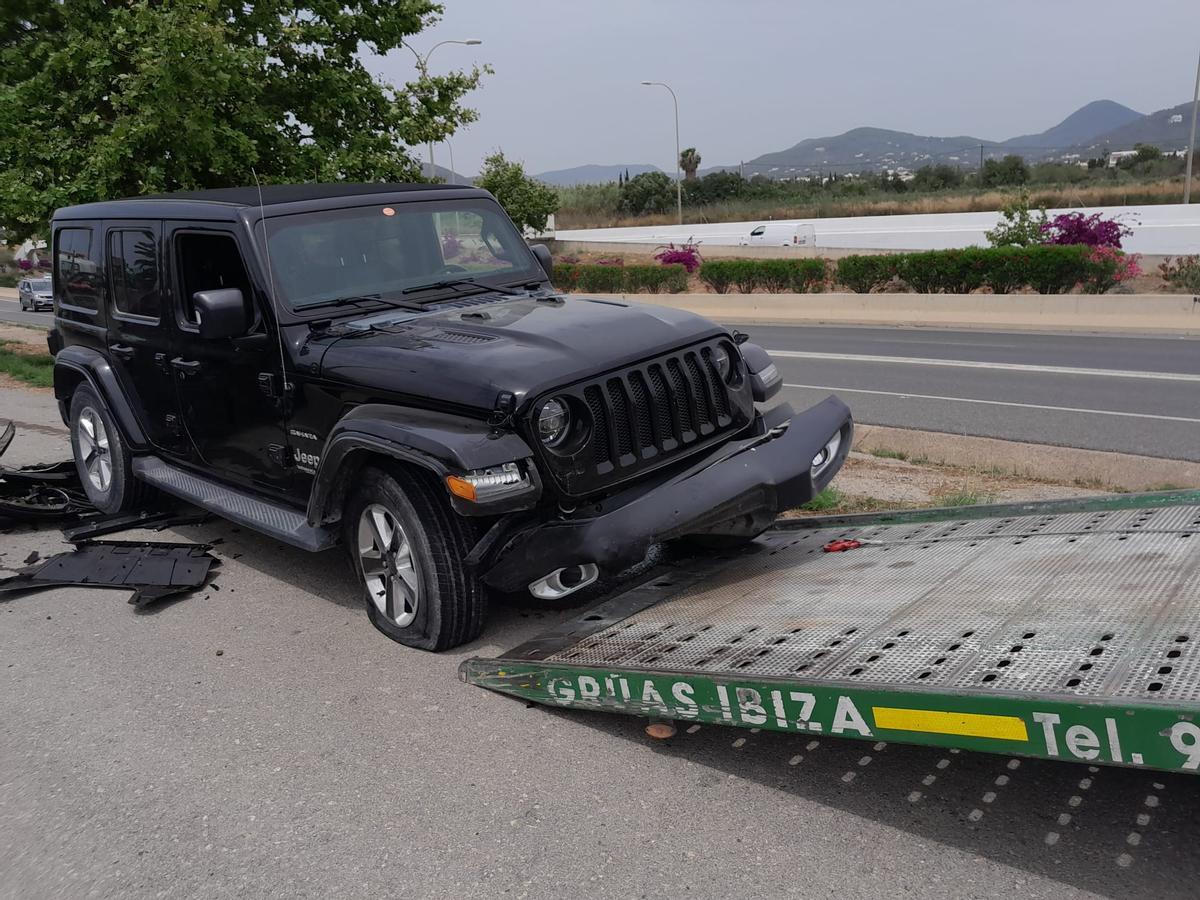 Uno de los vehículos implicados en el accidente es recogido por la grúa