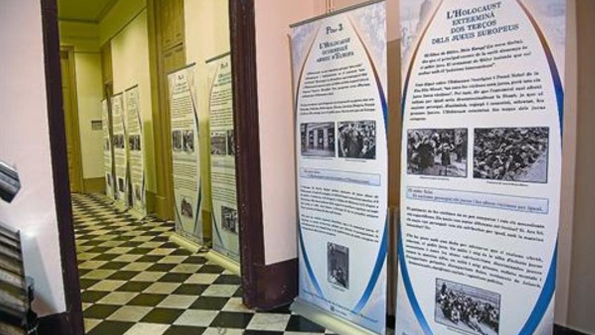 La Casa Elizalde Paneles explicativos de la muestra sobre el Holocausto.