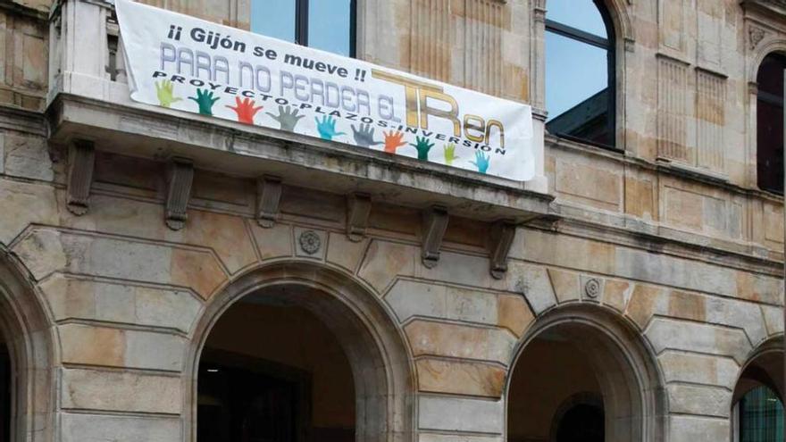 Asistentes a la lectura del manifiesto ante el Ayuntamiento de Gijón.