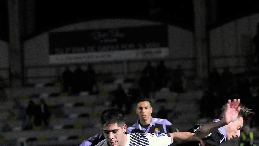 Roni trata de superar al central del Valladolid B Calero.