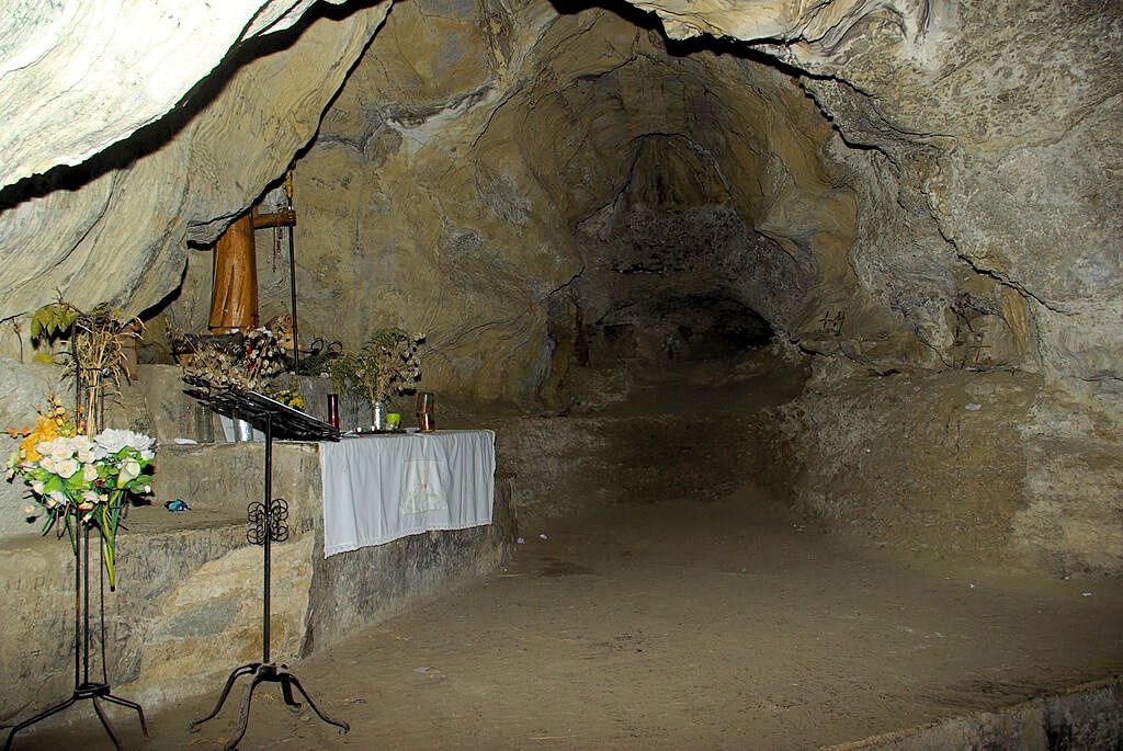 Cueva de San Genadio con altar al santo