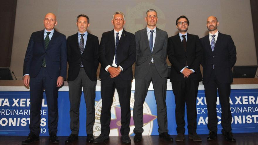 Paco Zas, tercero por la izquierda, rodeado de sus consejeros tras la asamblea en la que fue elegido el pasado mes de mayo. Casteleiro/Roller Agencia