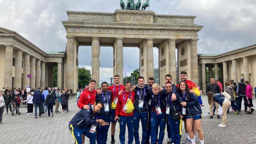 El equipo Fundación Personas BM Zamora posa ante la puerta de Brandenburgo. | BM Zamora