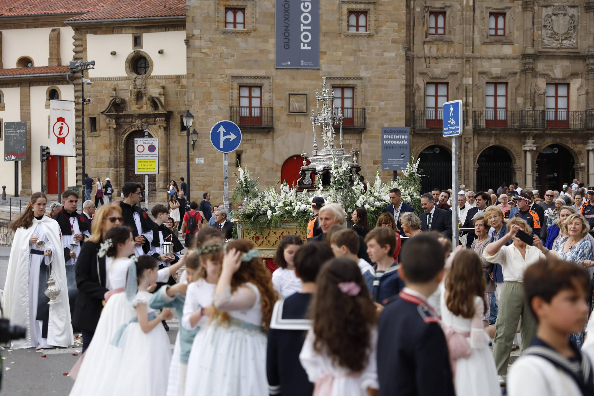 Pétalos, incienso, niños... así fue la procesión del Corpus Christi en Gijón (en imágenes)