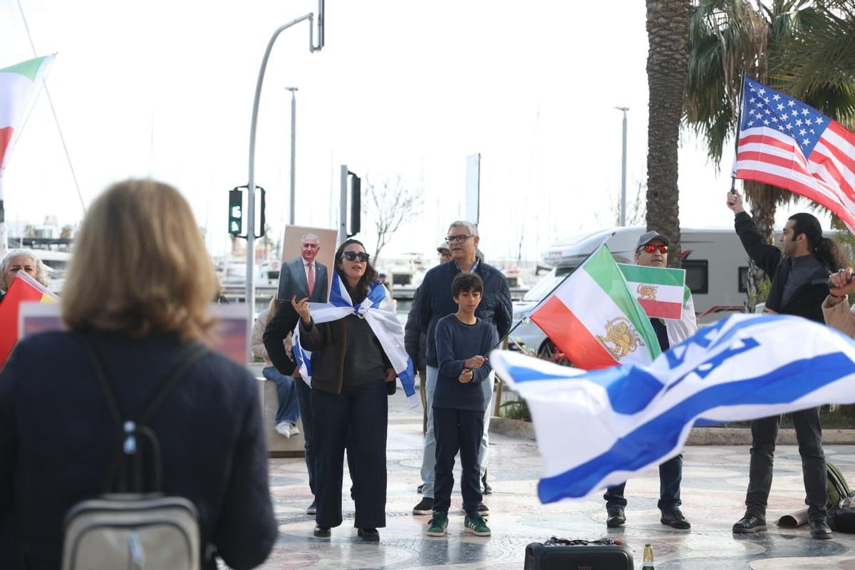 Así ha sido la manifestación por Irán en la explanada de Alicante