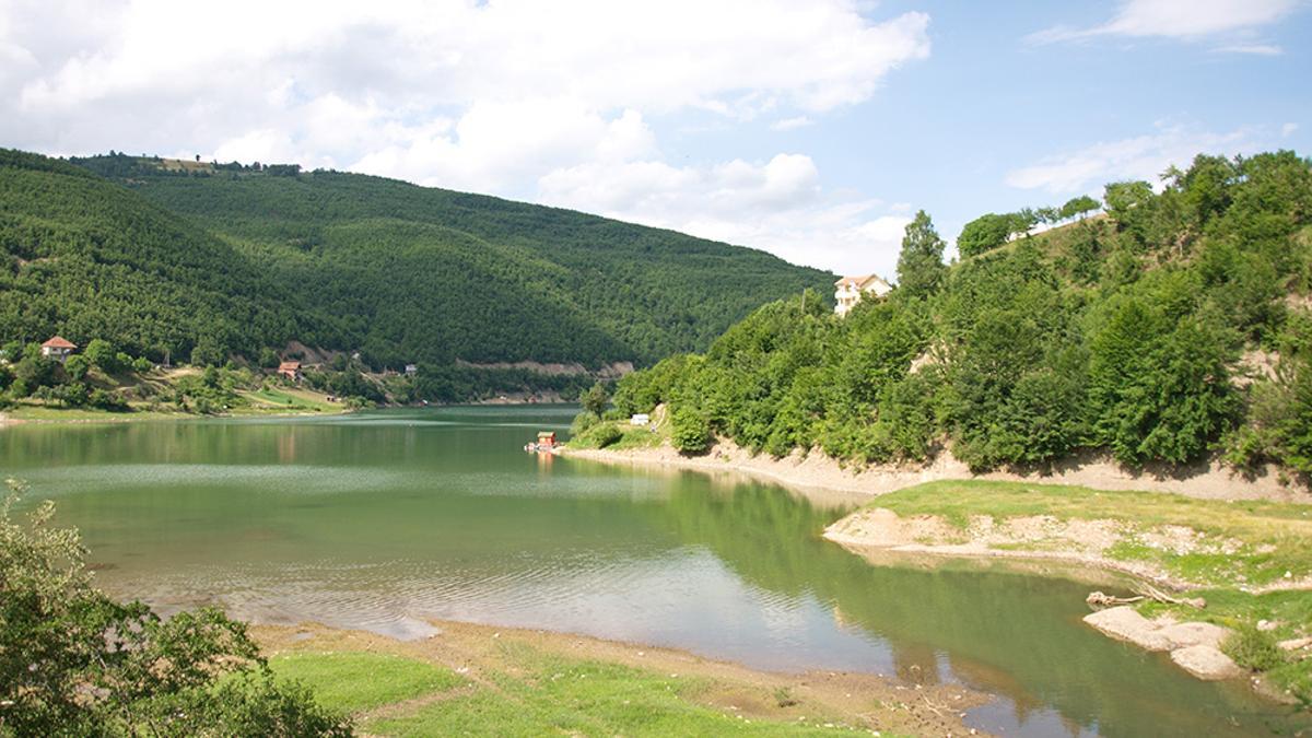Lago de Gazivoda, rodeado de naturaleza