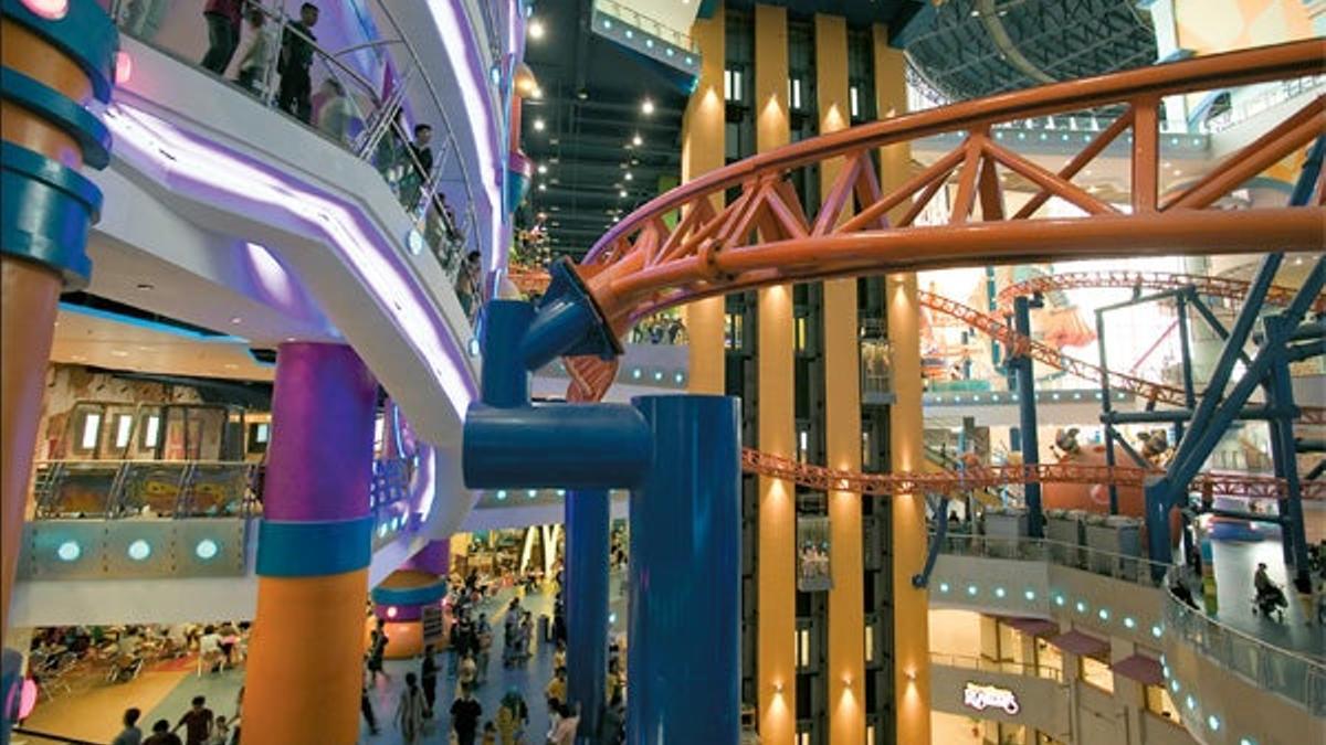 el impresionante centro comercial Berjaya Times Square, que incorpora un gran parque de atracciones.
