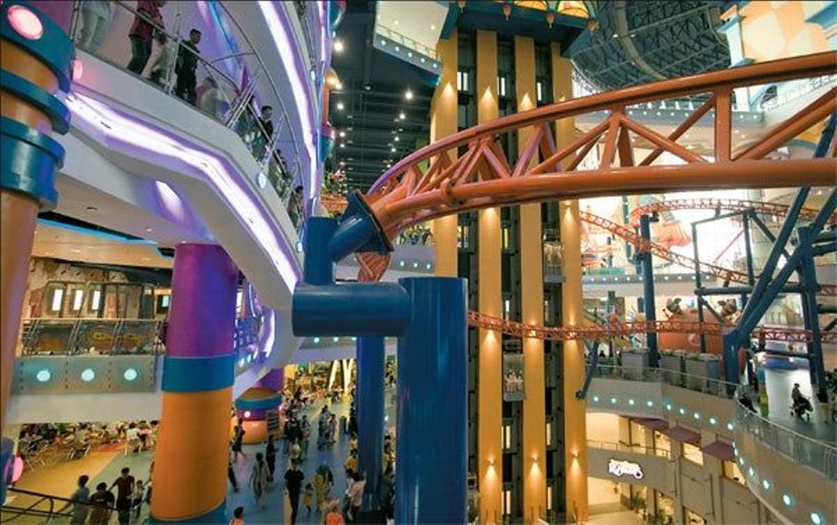 el impresionante centro comercial Berjaya Times Square, que incorpora un gran parque de atracciones.