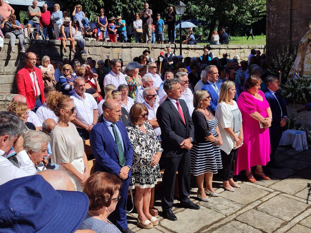 Representantes políticos y de la comisión de fiestas, en el acto.