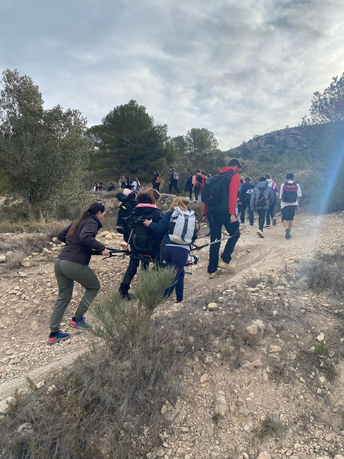 Alumnos del IES 8 de marzo en una ruta de senderismo que fomenta la inclusión de alumnos con discapacidad