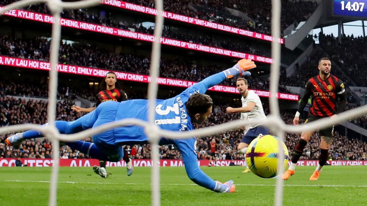 Kane remata a gol batiendo a Ederson.