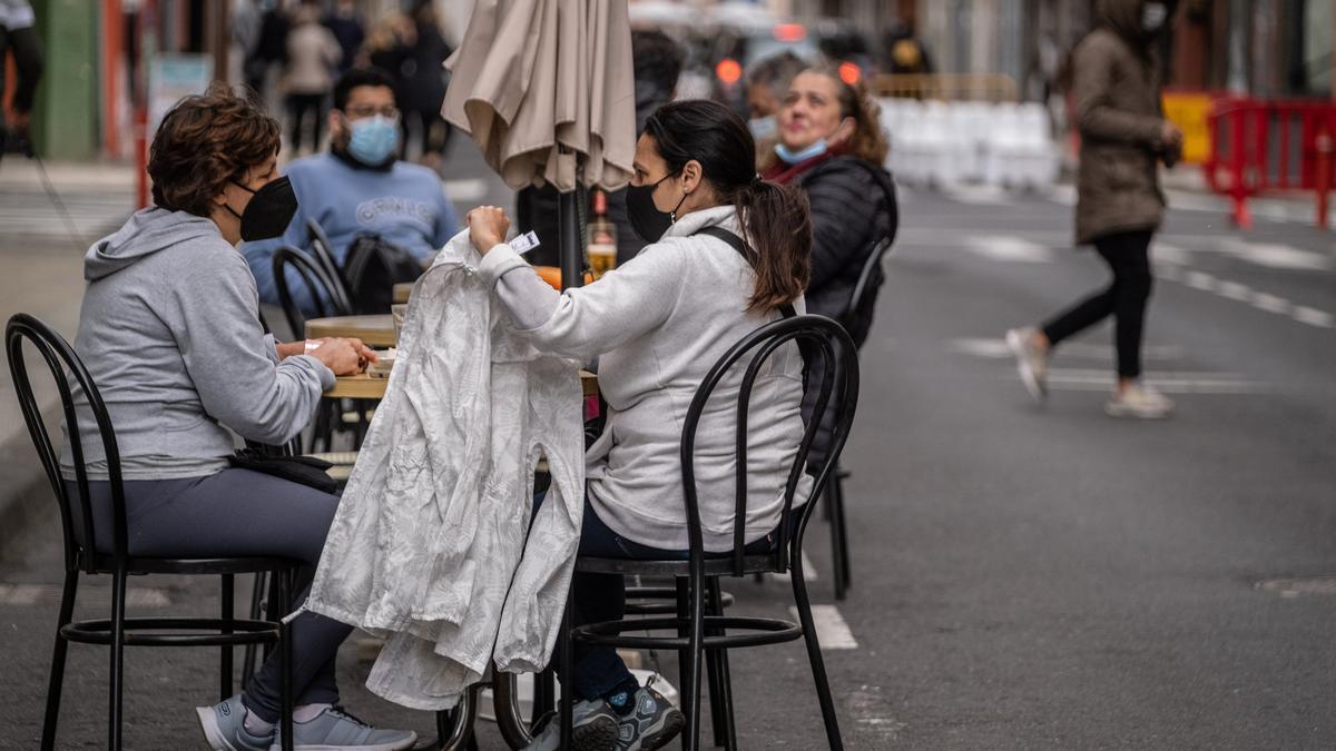 Los vacunados con Pfizer podrían recibir una tercera dosis de recuerdo