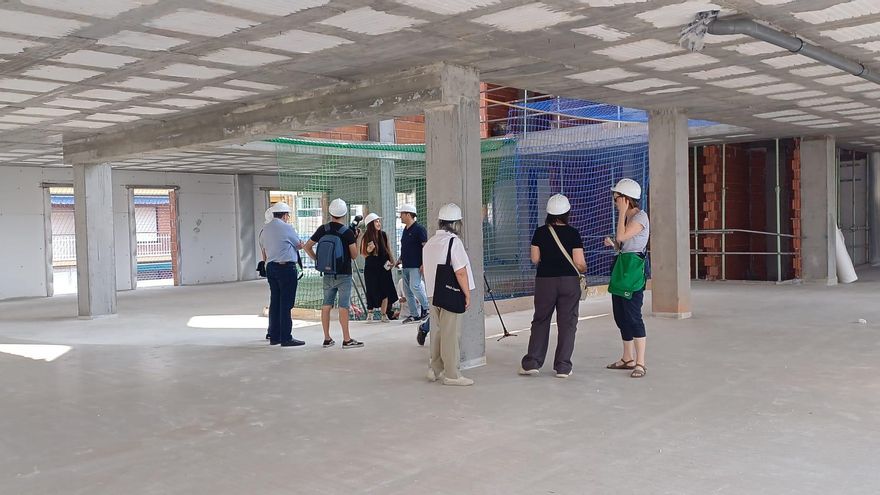 Visita a la nueva sede universitaria y anuncio del rector de la UMH de la implantación del primer grado universitario de la historia de Torrevieja
