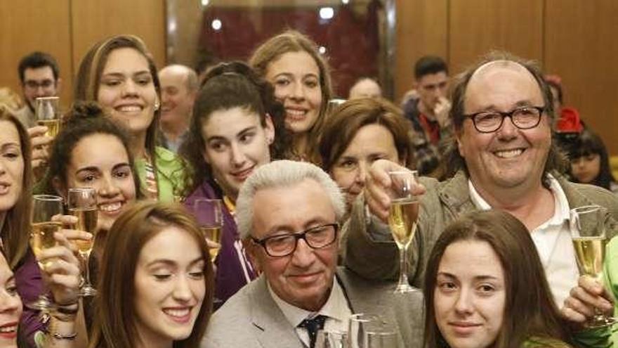 Miguel Álvarez, en el centro, brinda con las jugadoras del equipo durante la recepción en el Consistorio tras lograr la Copa de la Reina.