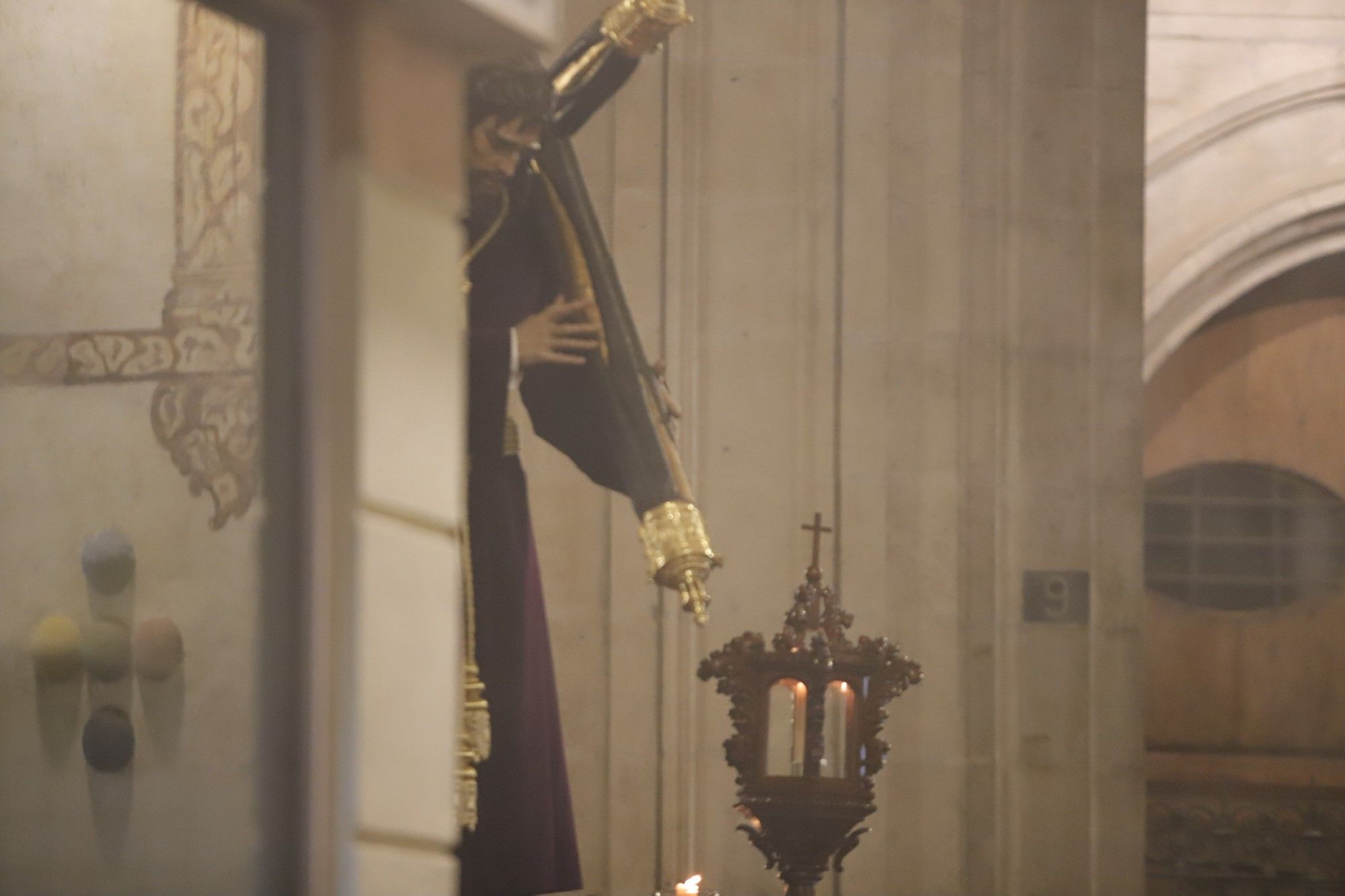 La archicofradía de la Pasión saliendo de la iglesia de San Juan Bautista