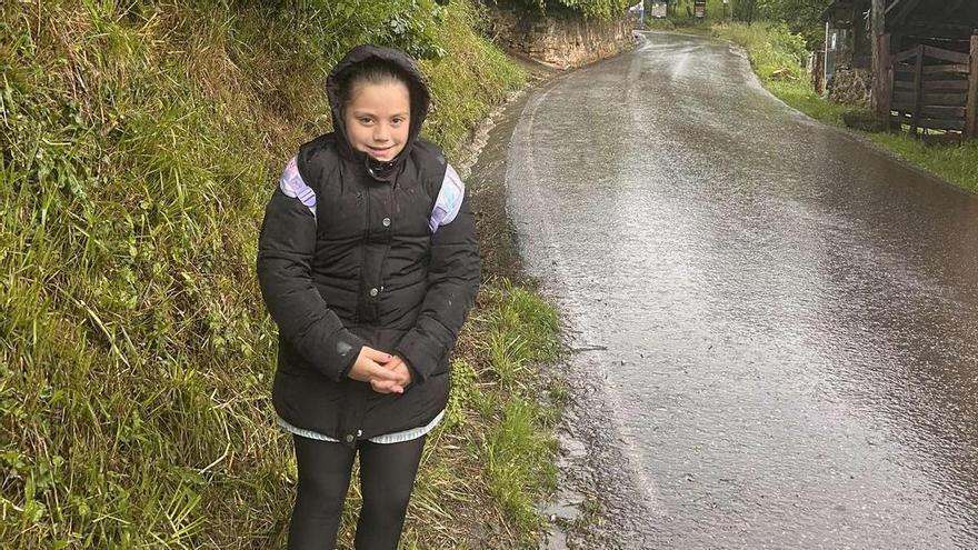 Estudiantes a la intemperie: reclaman una marquesina para resguardarse de las inclemencias meteorológicas mientras esperan el transporte escolar en Cardes (Cangas de Onís)