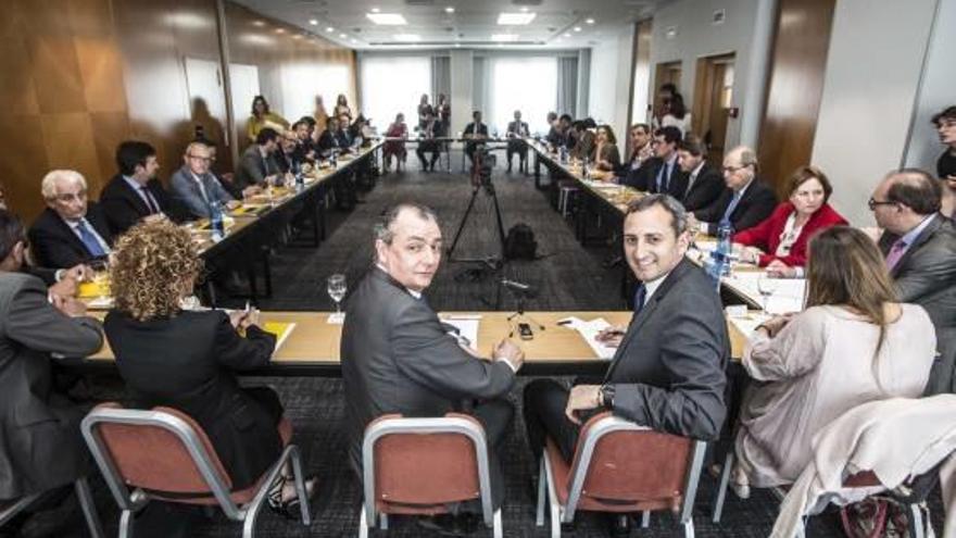 El presidente de la CEV y el de la Diputación, con los miembros del comité de la patronal.