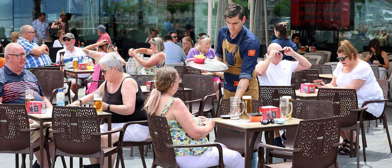 Un camarero en una terraza en Vigo este verano