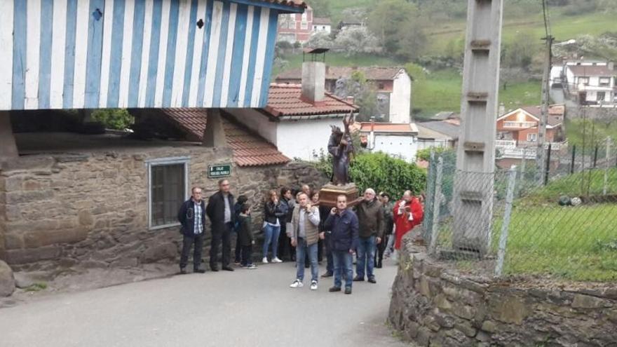 Boo (Aller) celebra su procesión, la más antigua de las Cuencas