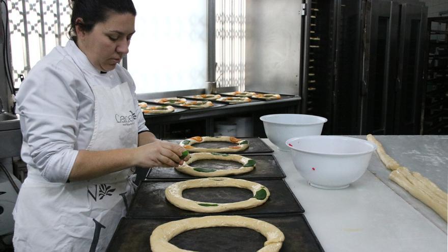 La massa inicial del tortell de Reis i la preparació abans de coure-la al forn.