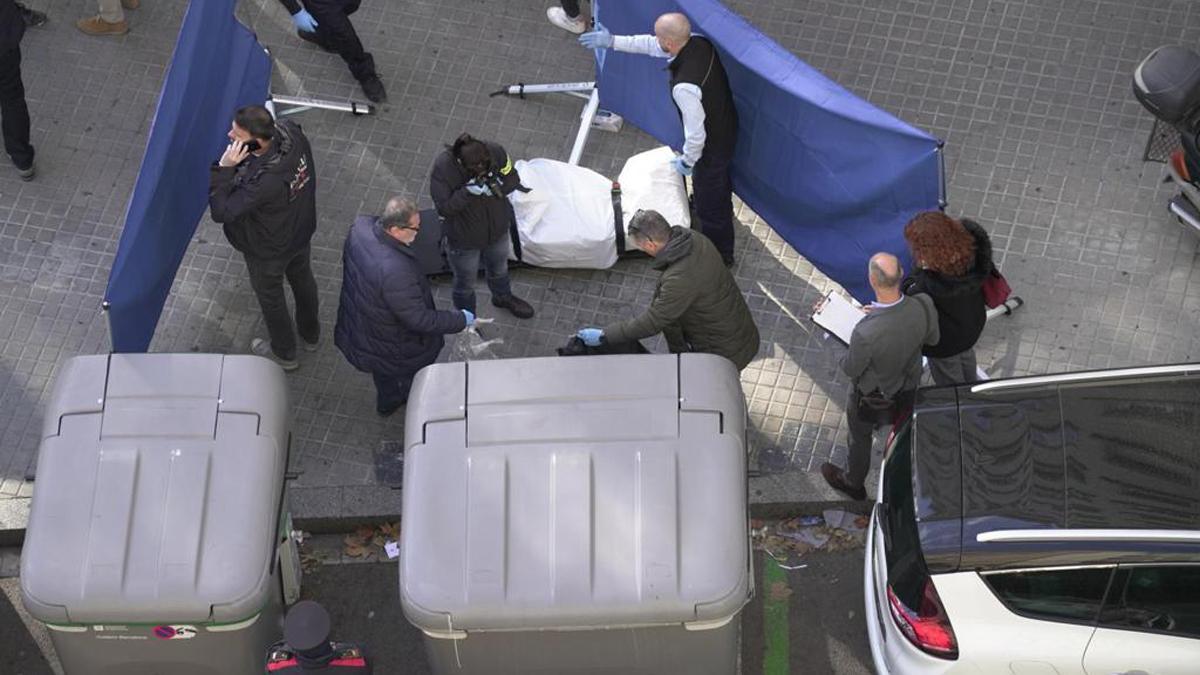 Un indigent descobreix un cadàver en un contenidor de l’Eixample de Barcelona