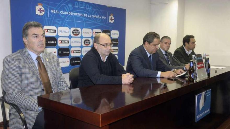 Los miembros del consejo de administración en la sala de prensa de Riazor.