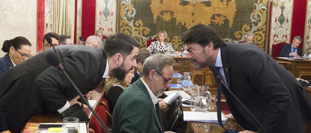 El portavoz de Vox, Mario Ortolá, conversa con el alcalde, Luis Barcala, en un pleno durante este mandato