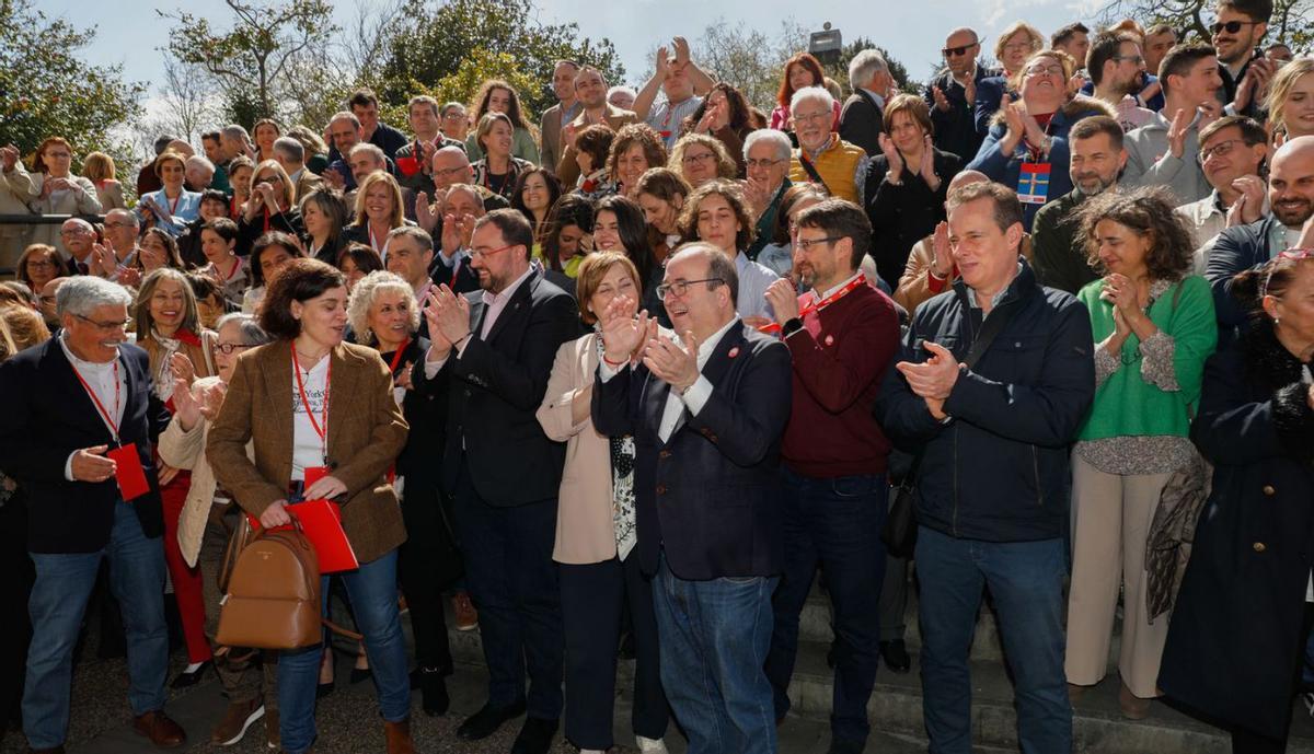 Miquel Iceta, en primer término, aplaude tras la foto de familia. | |