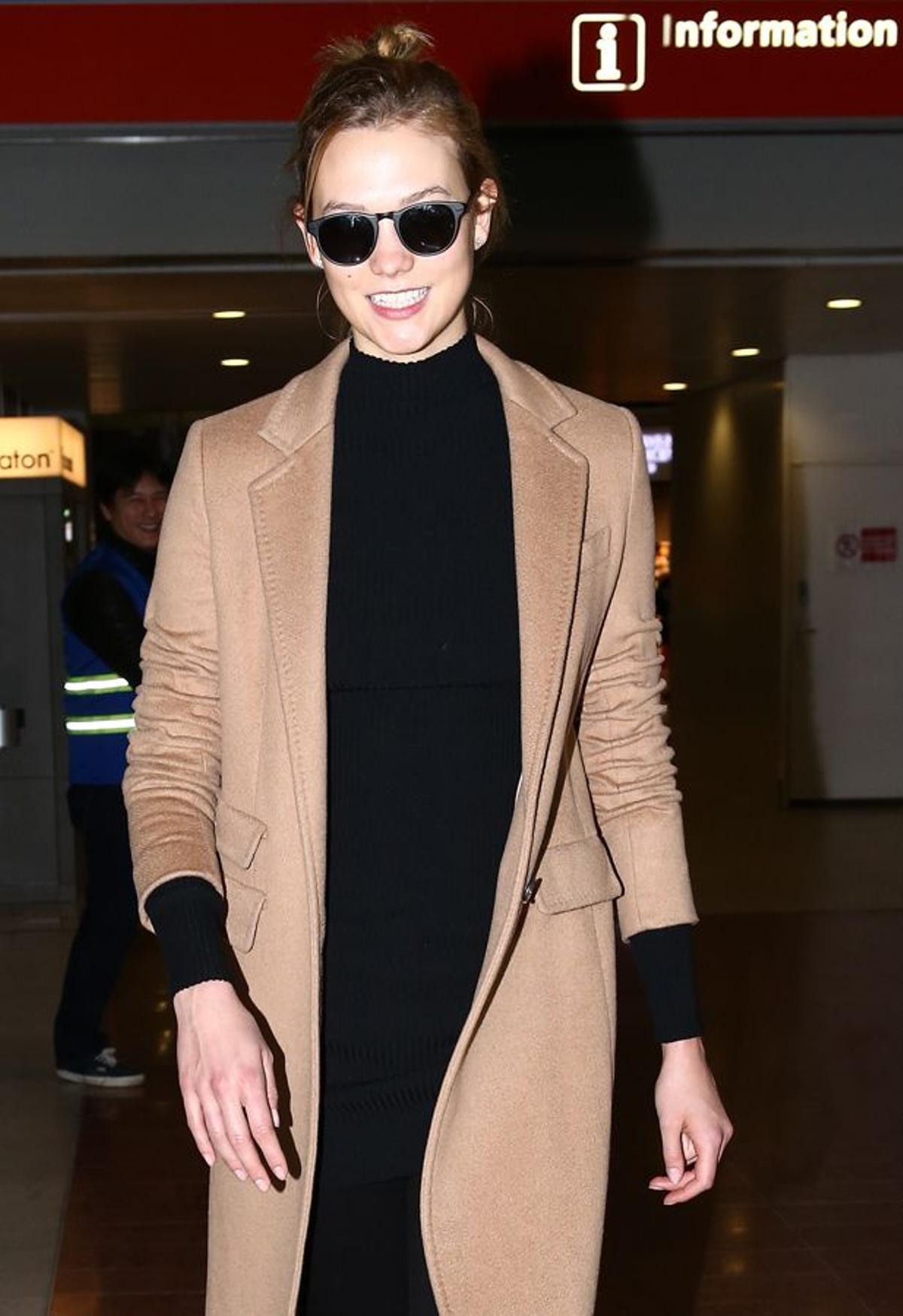 Karlie Kloss con 'total look black' y abrigo camel