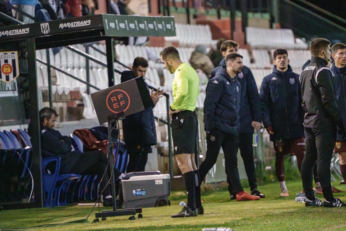 El árbitro del Mérida-Pontevedra, en una de sus consultas el viernes.