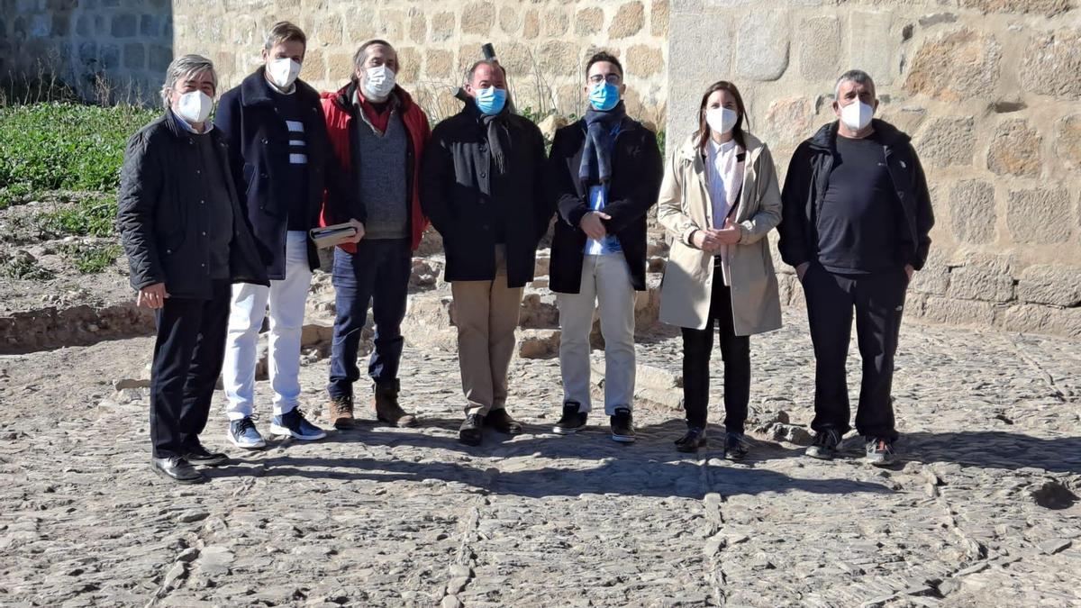 Autoridades y técnicos, durante la visita al Castillo de Belalcázar.