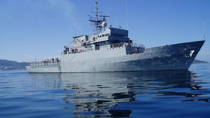 Dos patrulleros supervisan el paso por aguas españolas de tres buques de guerra rusos
